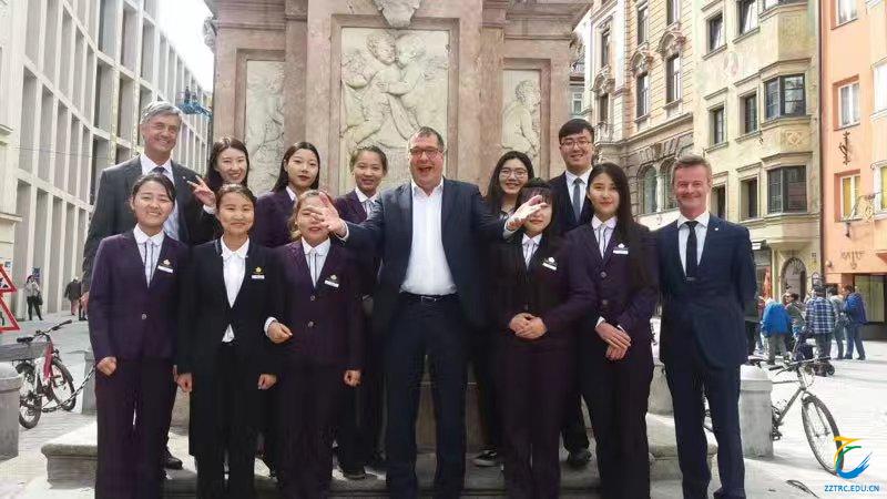 我校学生在奥地利维拉·布兰卡旅游学校合影