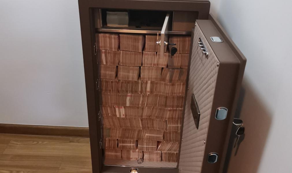 图为警方查获藏匿于保险柜中的现金。(警方供图)